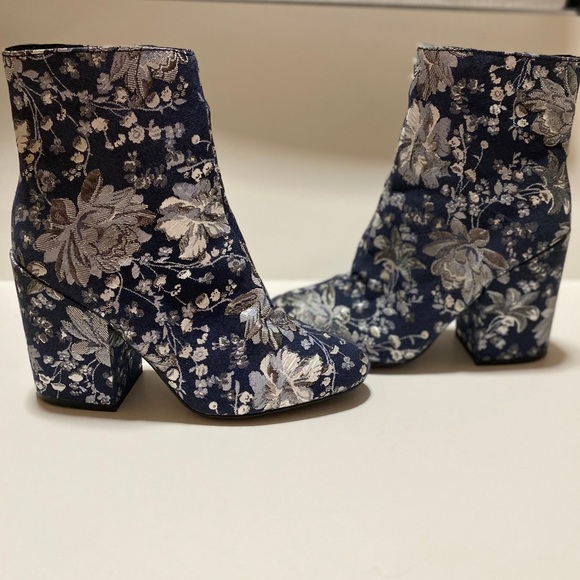 Blue and white floral booties with 3.5 inch heel - Picture 3 of 8